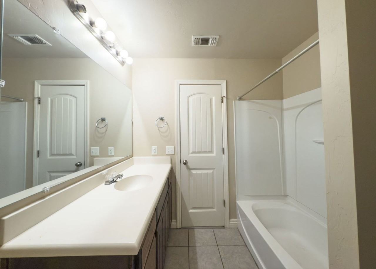 2701 Nw 185th St - Photo 7 of 25