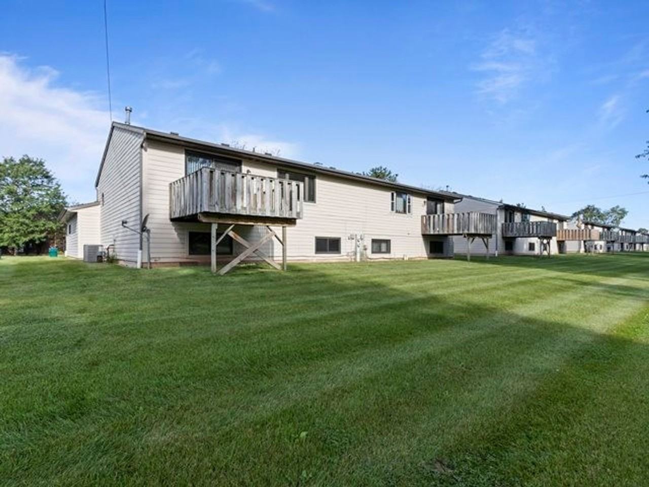 1634 S Nicolet Rd - Photo 2 of 11