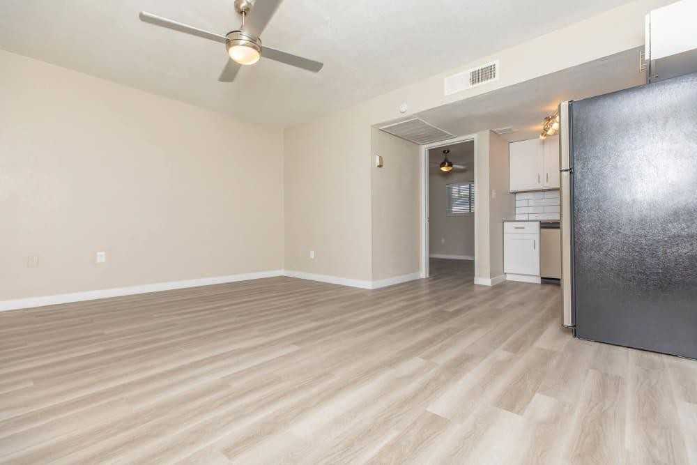 2634 N 51st Ave - Photo 2 of 28