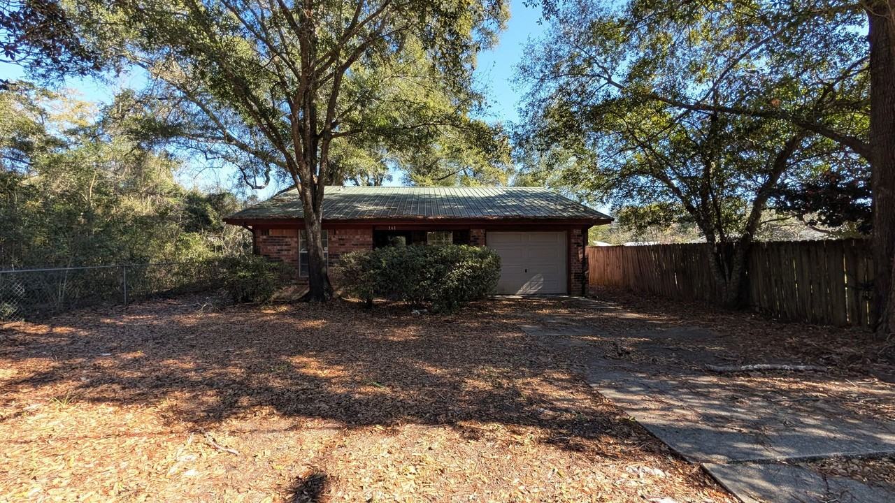 161 Benjamin St - Photo 4 of 16