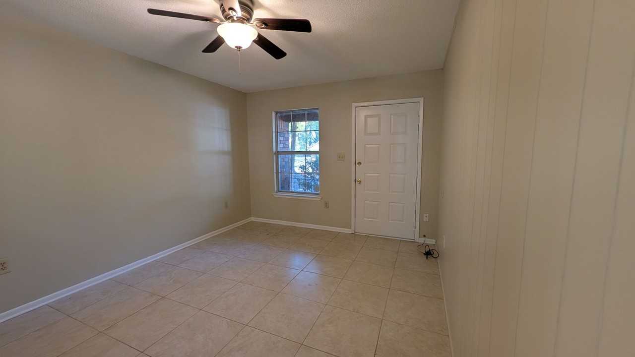 161 Benjamin St - Photo 5 of 16