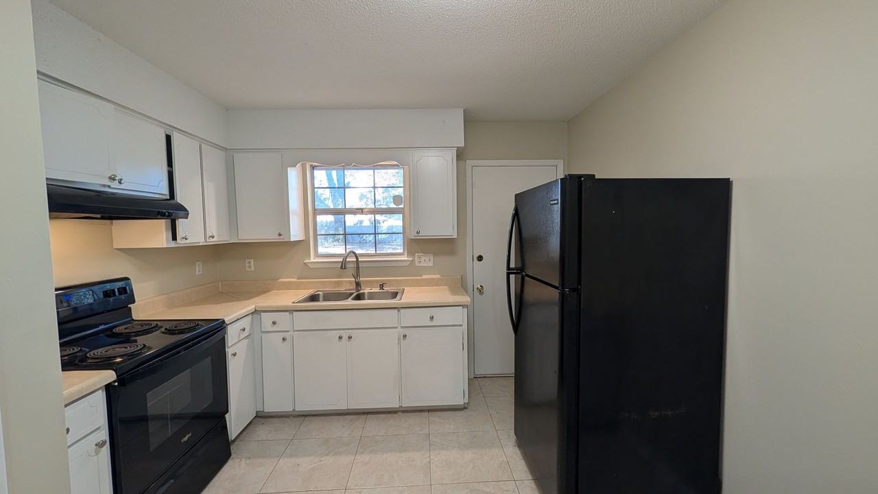 161 Benjamin St - Photo 7 of 16