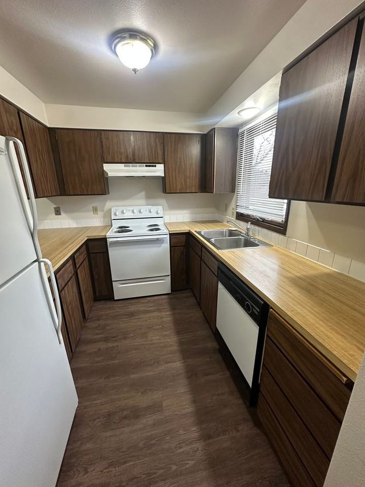 $1,075 / 2br - Photo 4 of 32