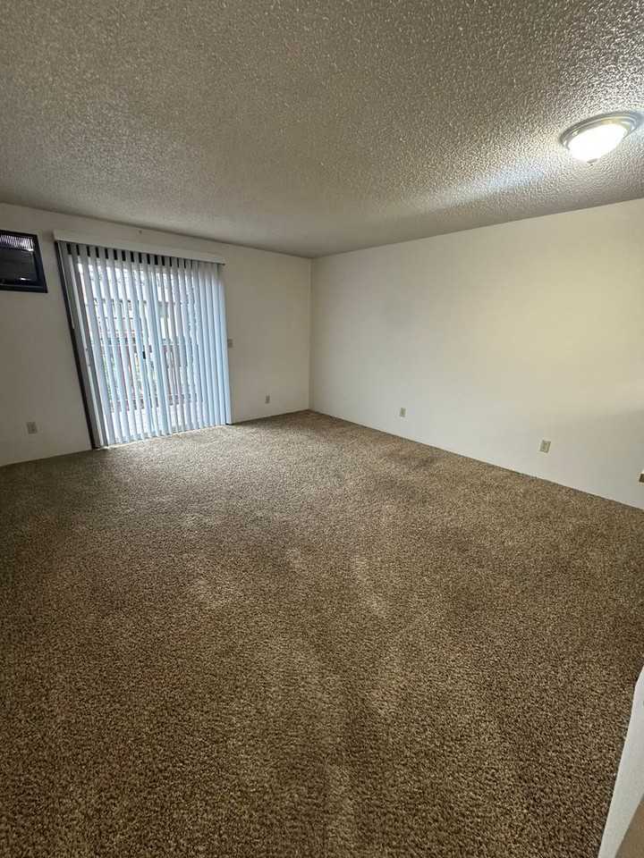 $1,075 / 2br - Photo 6 of 32