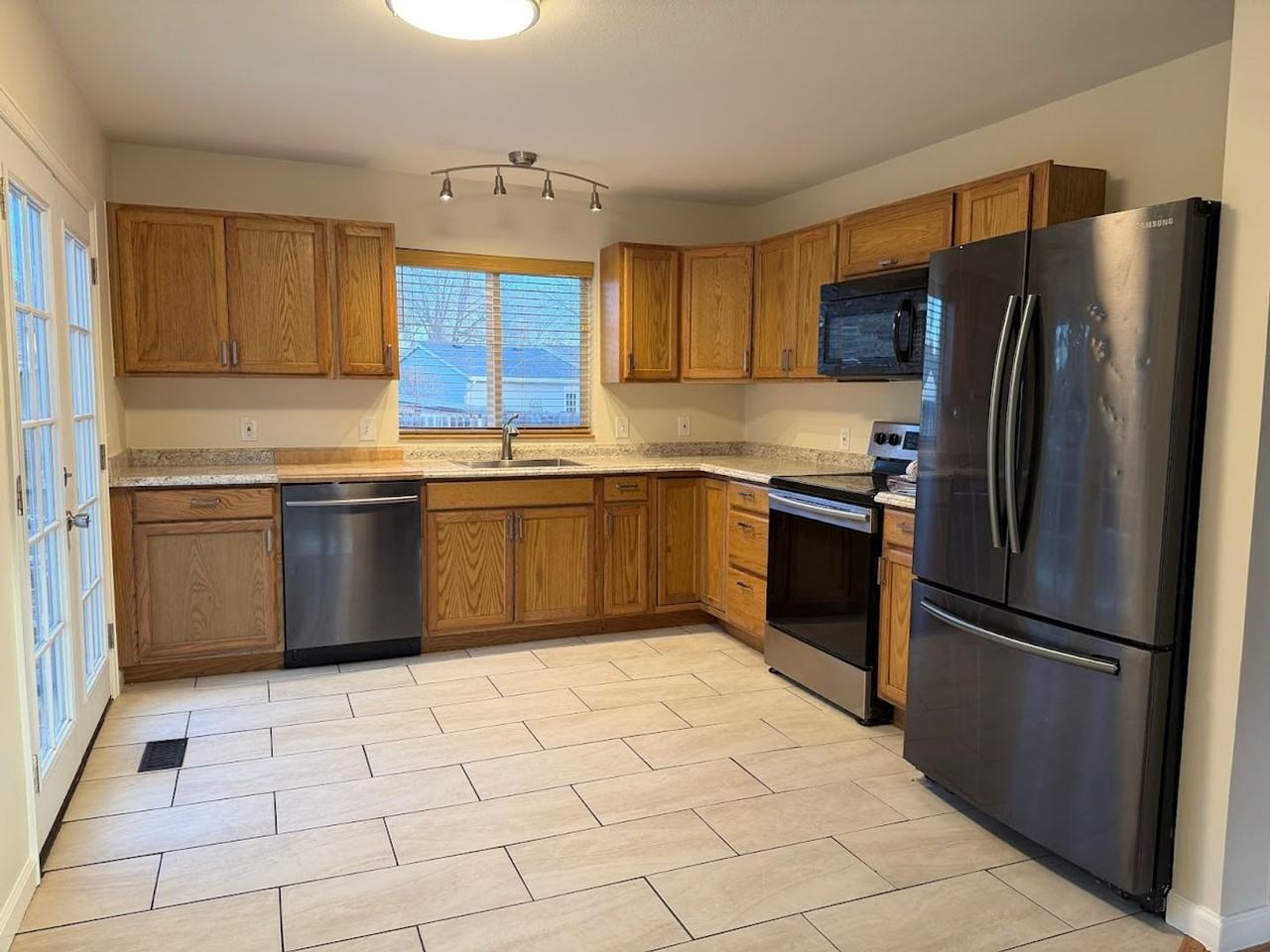 2406 Bowen St - Photo 3 of 22