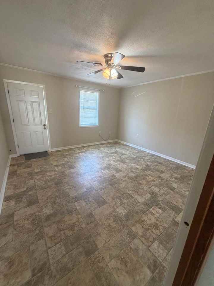 112 Dewberry Dr - Photo 2 of 11