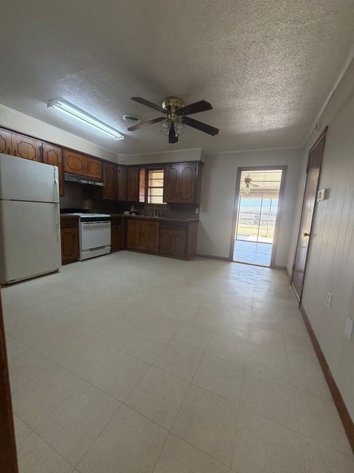 112 Dewberry Dr - Photo 3 of 11