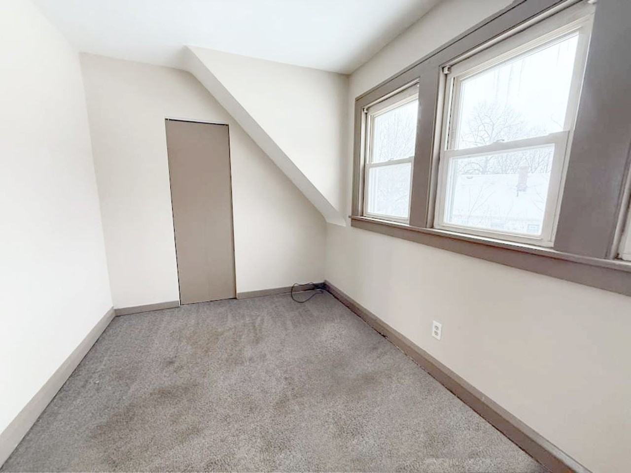 1525 E 254th St - Photo 5 of 12
