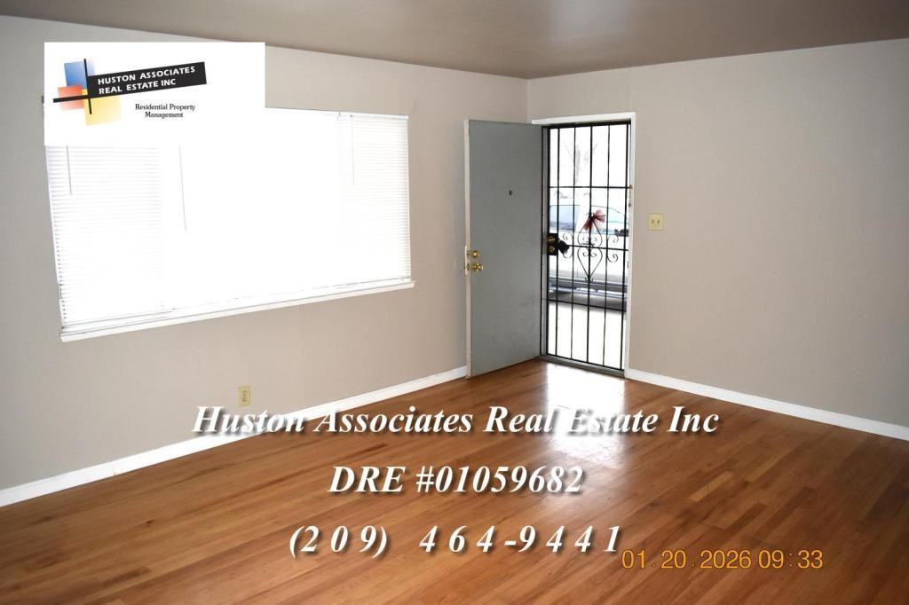 7120 Inglewood Ave - Photo 3 of 13