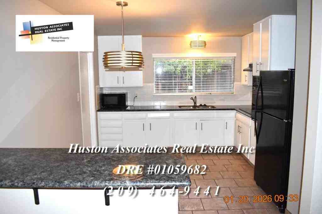 7120 Inglewood Ave - Photo 4 of 13