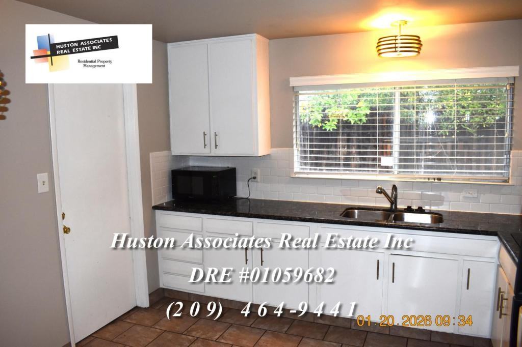 7120 Inglewood Ave - Photo 7 of 13