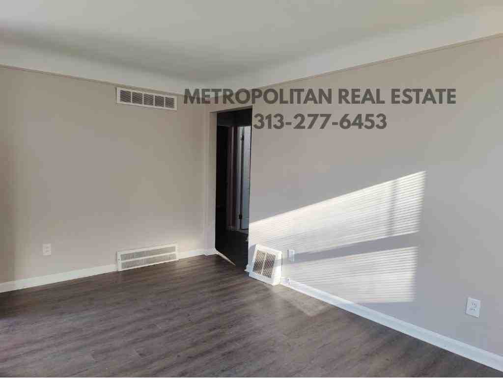 32626 Sheridan St - Photo 3 of 26