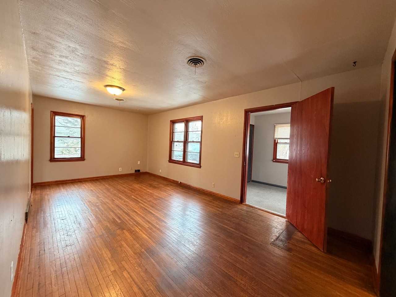 842 Lake St - Photo 2 of 9