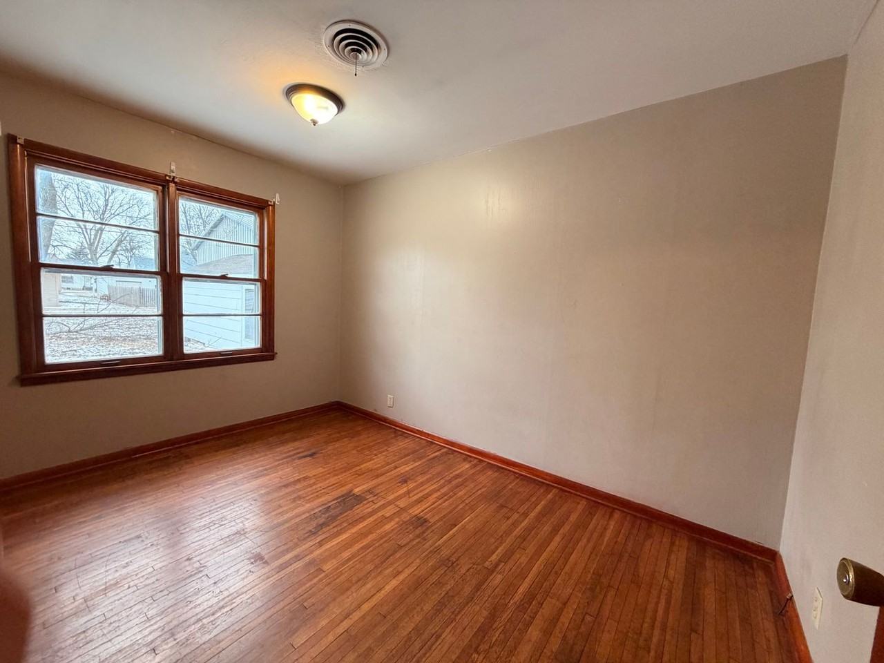 842 Lake St - Photo 3 of 9