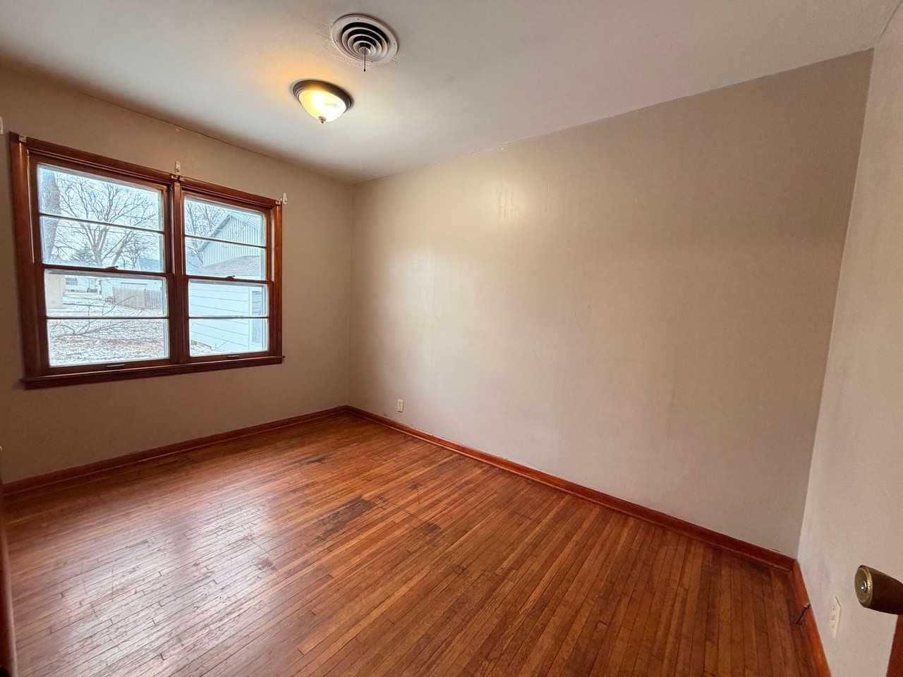 842 Lake St - Photo 4 of 9