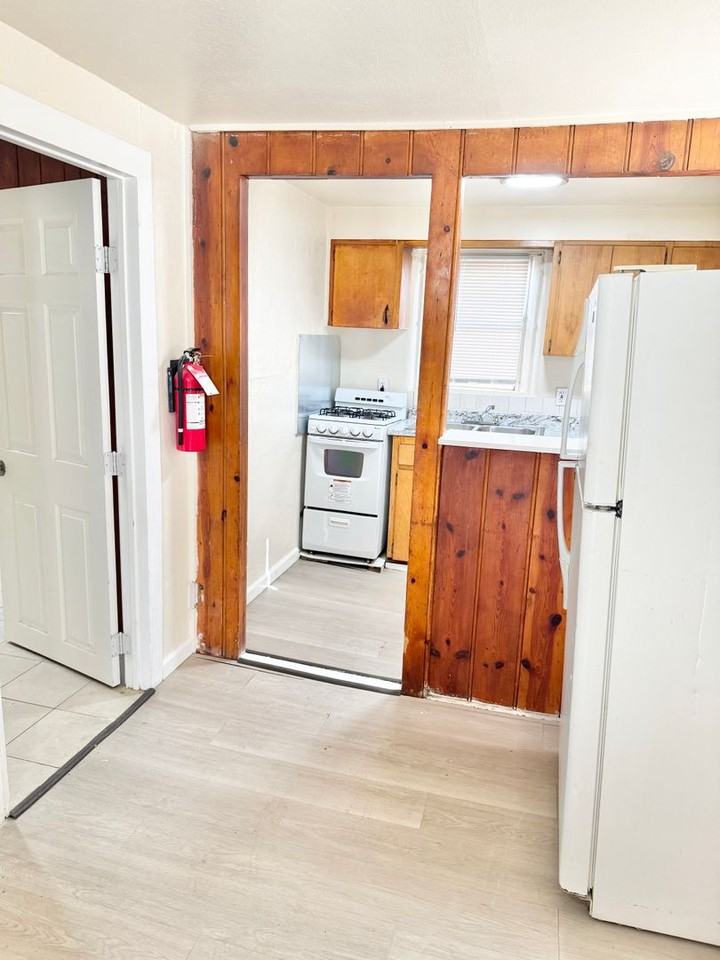 310 Charleston St Se - Photo 3 of 7