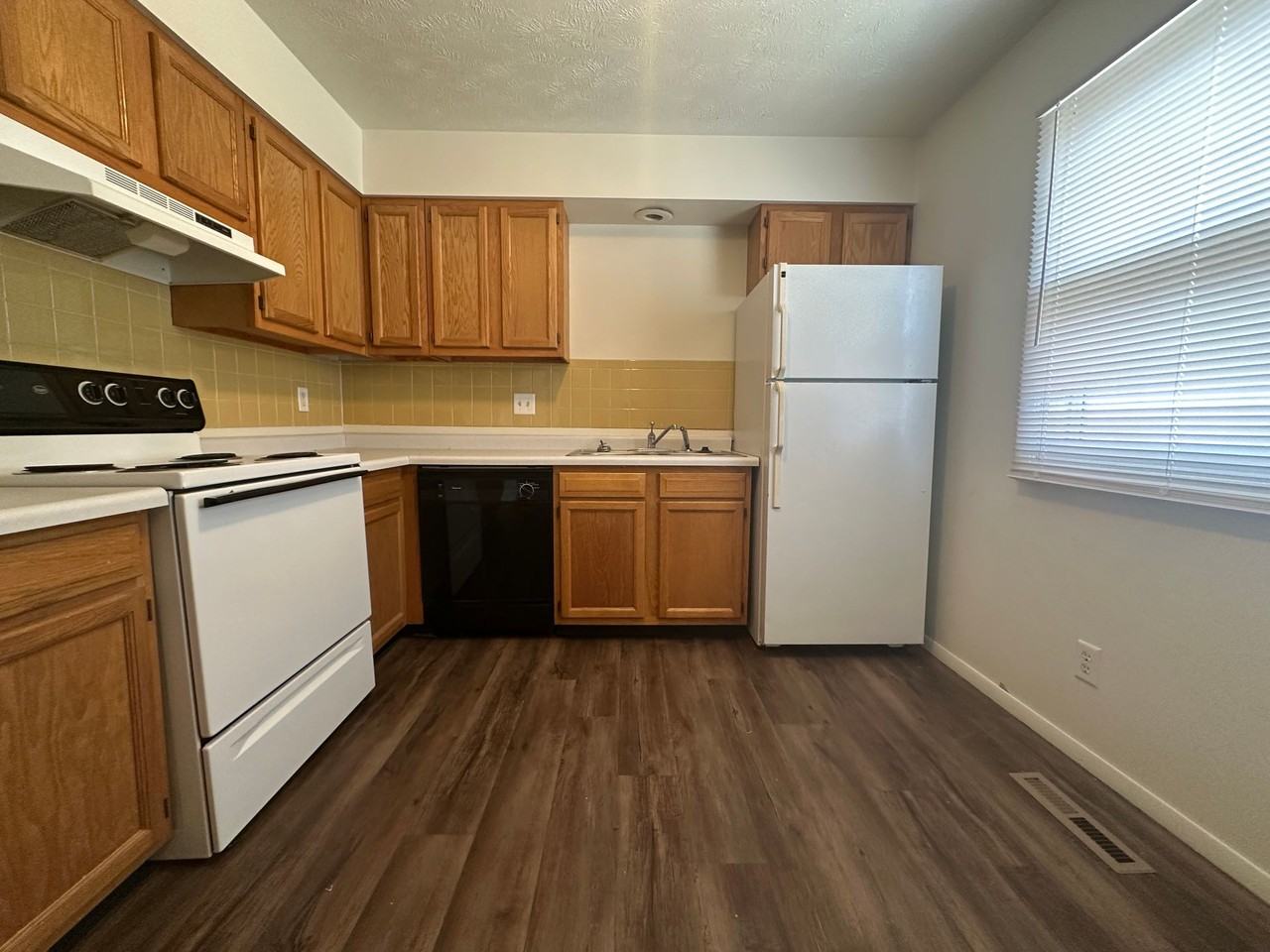 101 E. Lincoln - Photo 2 of 14