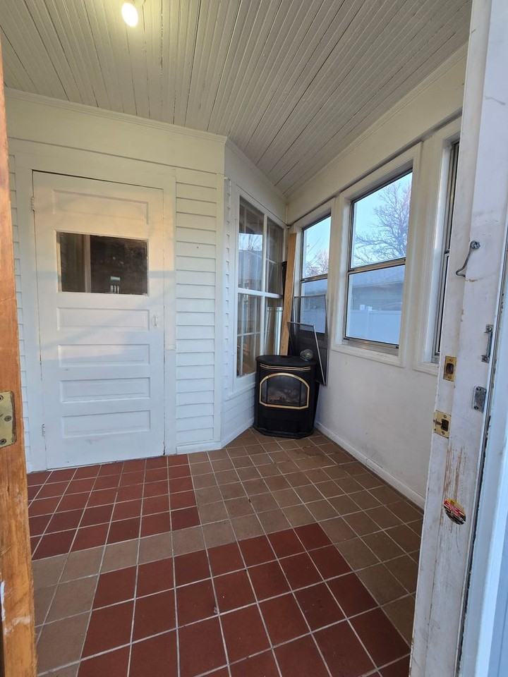 135 Custer Ave - Photo 3 of 41