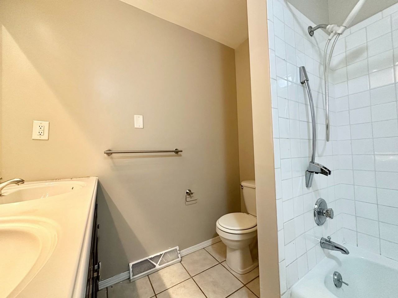 301 S Regency Dr - Photo 2 of 17