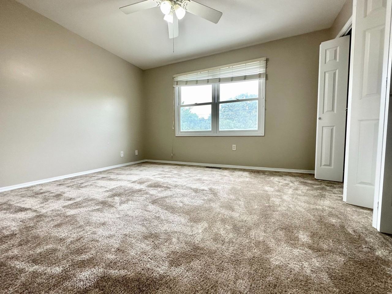 301 S Regency Dr - Photo 4 of 17