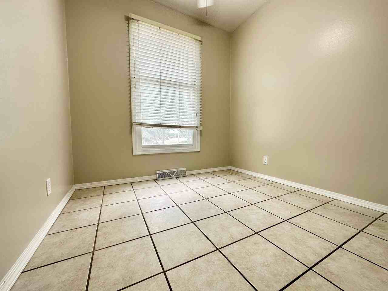 301 S Regency Dr - Photo 7 of 17