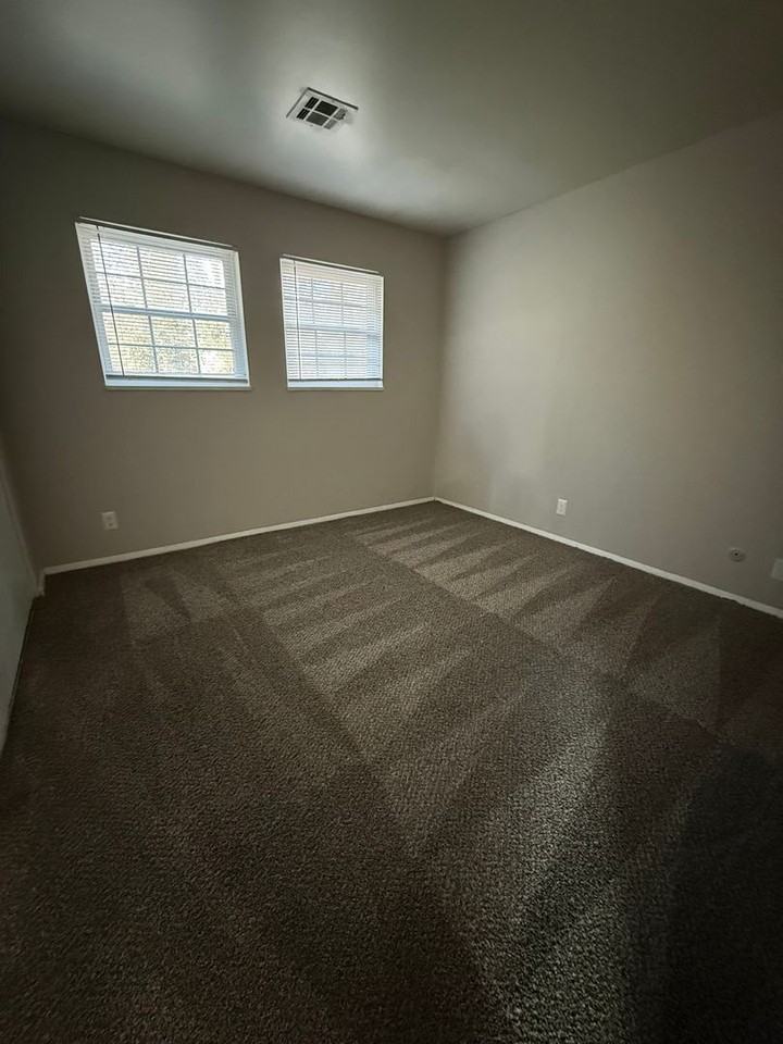 4915 Rolling Ridge Dr - Photo 7 of 9