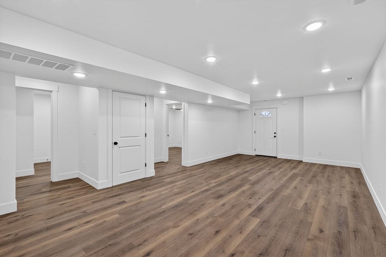 L199ER - Photo 2 of 50