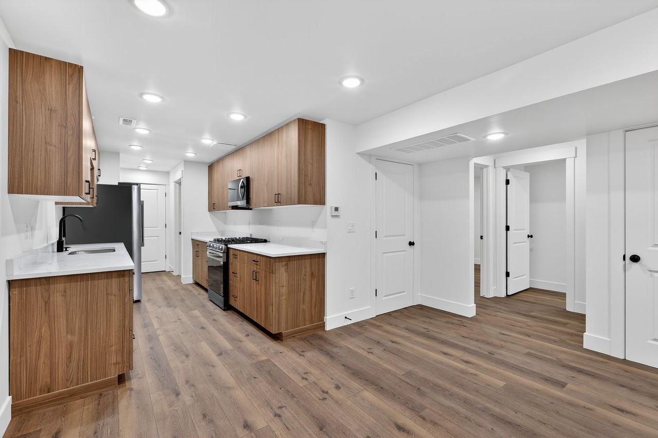 L199ER - Photo 3 of 50