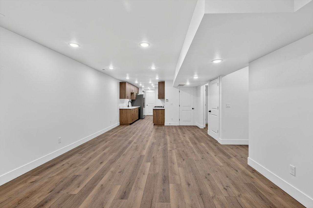 L199ER - Photo 6 of 50