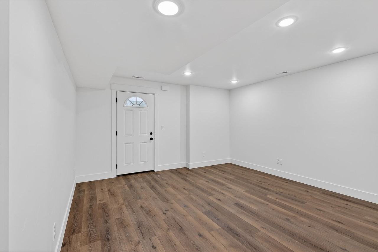 L199ER - Photo 7 of 50