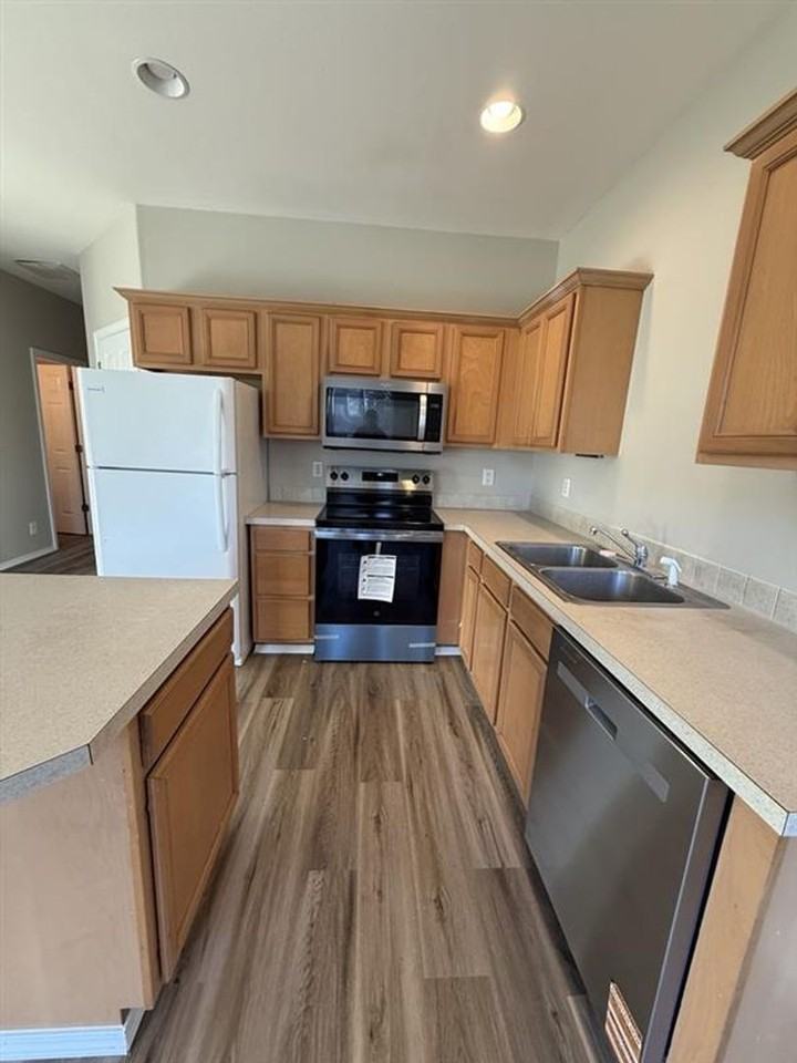 6584 Ne Dogwood St - Photo 4 of 15