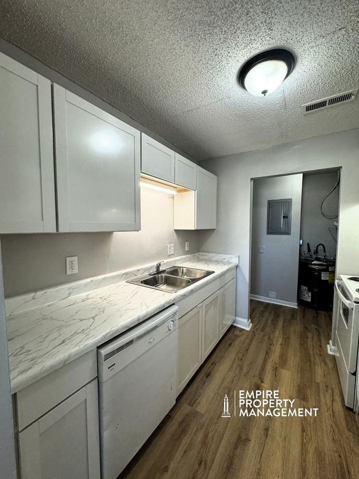 2212 Jonathan Dr Nw #E - Photo 7 of 20