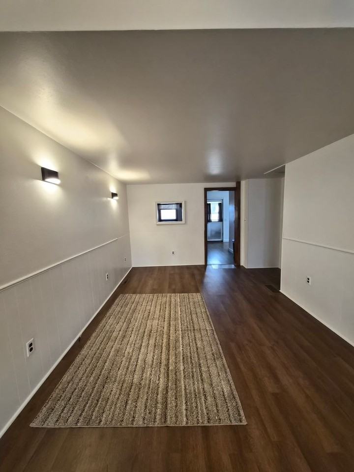 527 N Franklin St - Photo 3 of 23