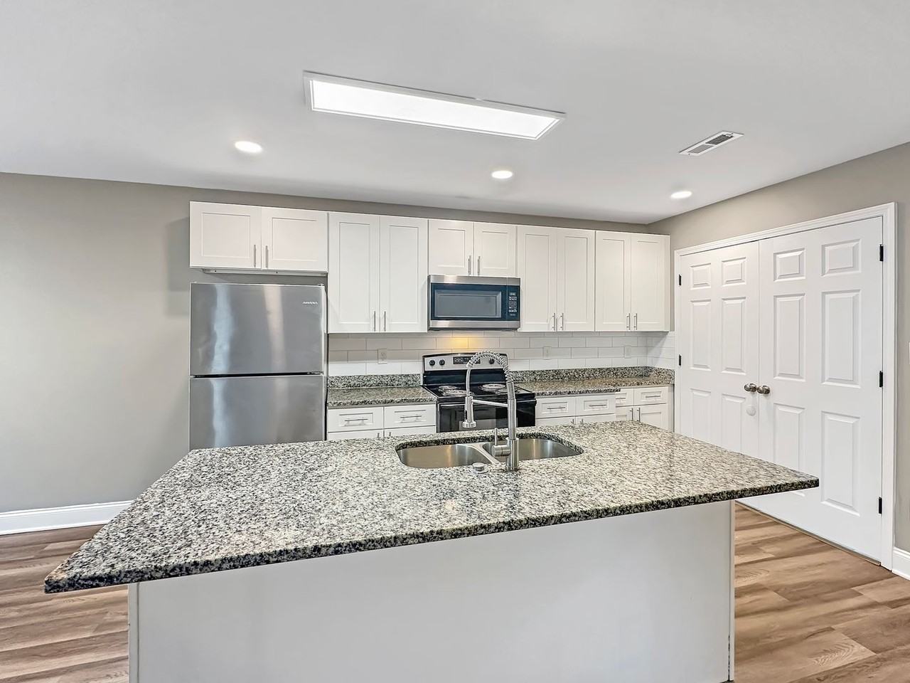 3618 Lyle Ave - Photo 3 of 15