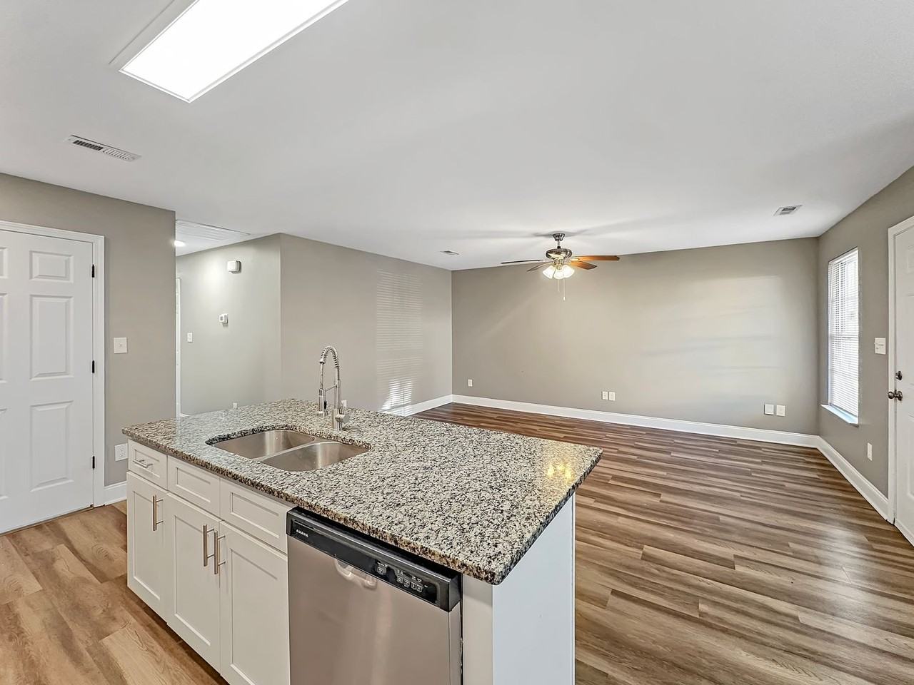 3618 Lyle Ave - Photo 5 of 15