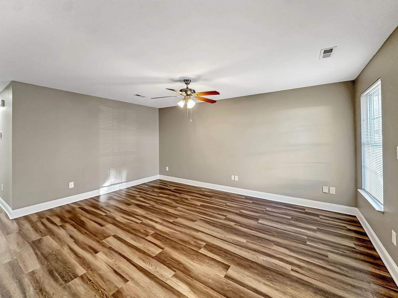 3618 Lyle Ave - Photo 7 of 15