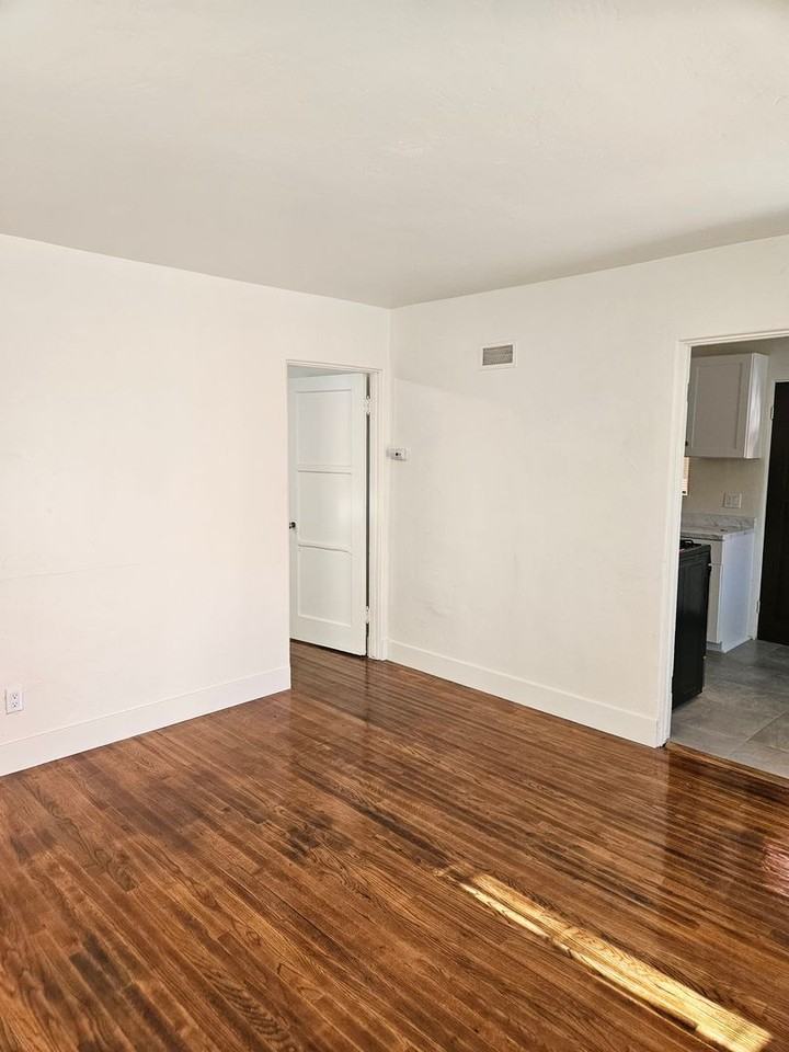 2414 E St - Photo 6 of 13