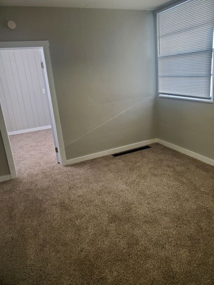 428 N Main St - Photo 5 of 15