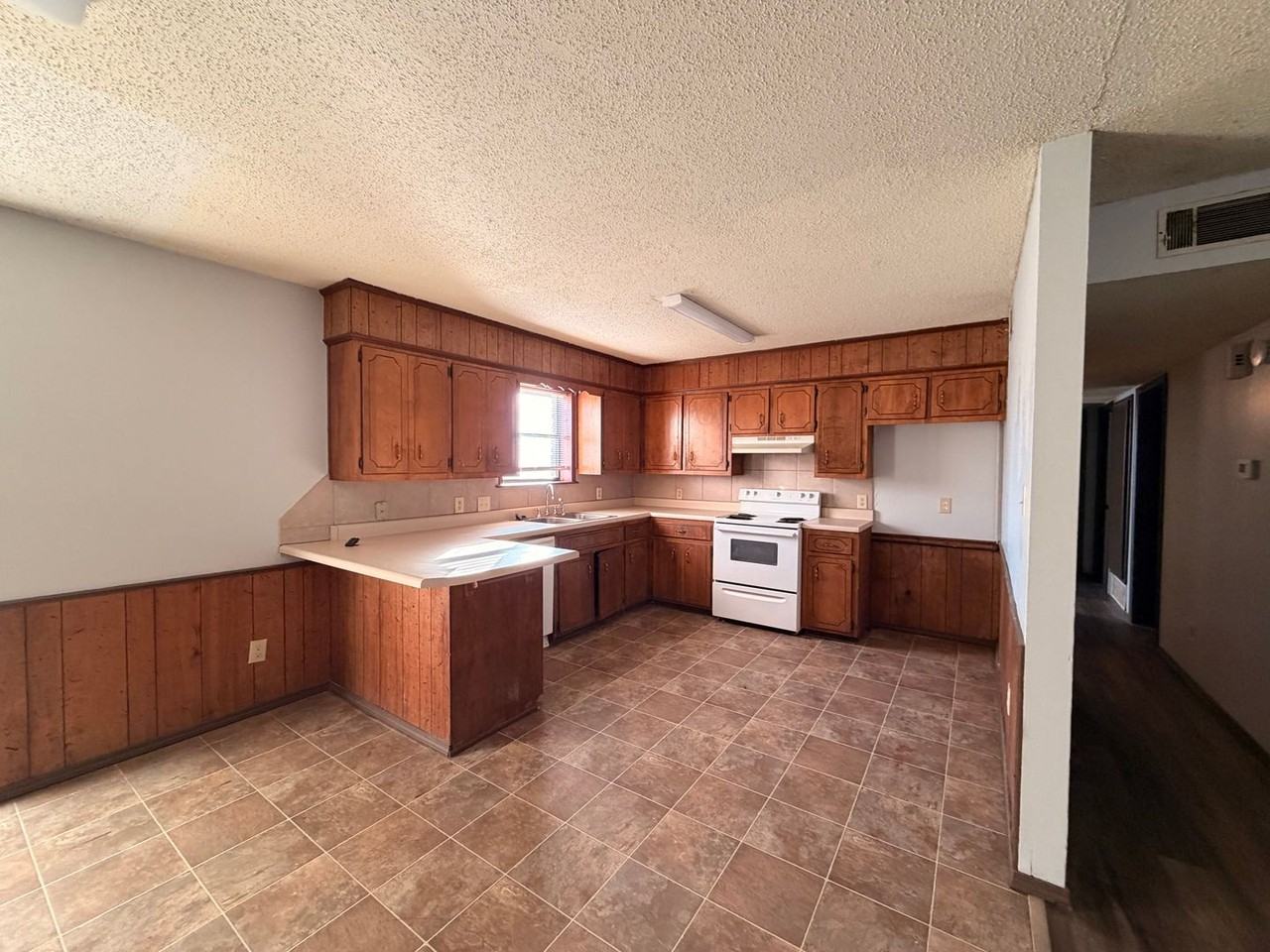 2108 E 14th St - Photo 4 of 10