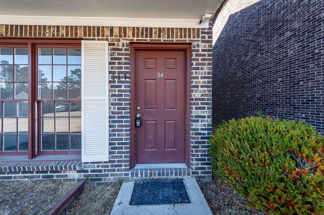 114 Colonial Ct - Photo 2 of 23