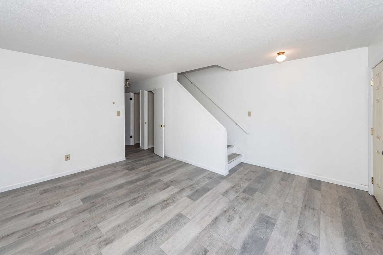 114 Colonial Ct - Photo 5 of 23