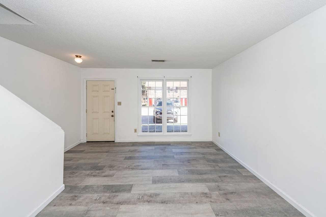 114 Colonial Ct - Photo 6 of 23