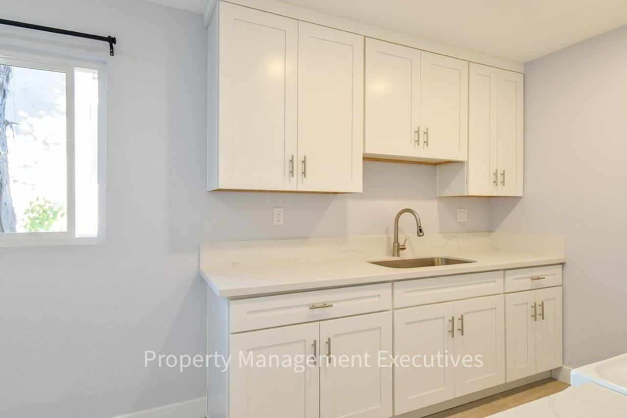 1117 Helix St #K - Photo 4 of 8