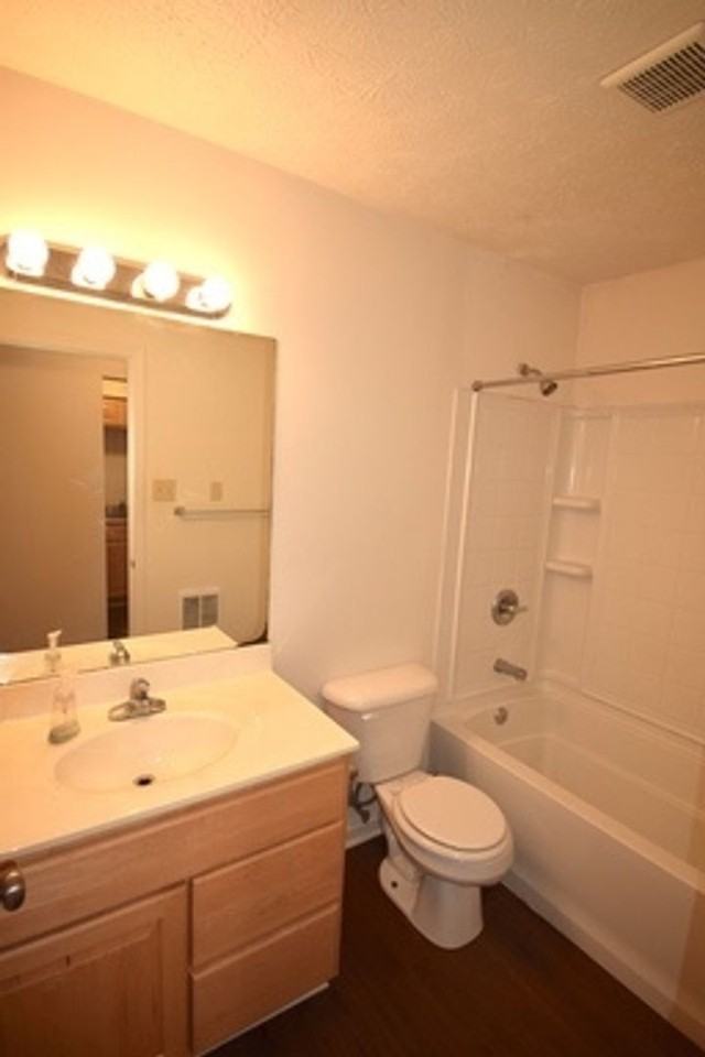 Manor - Photo 5 of 8