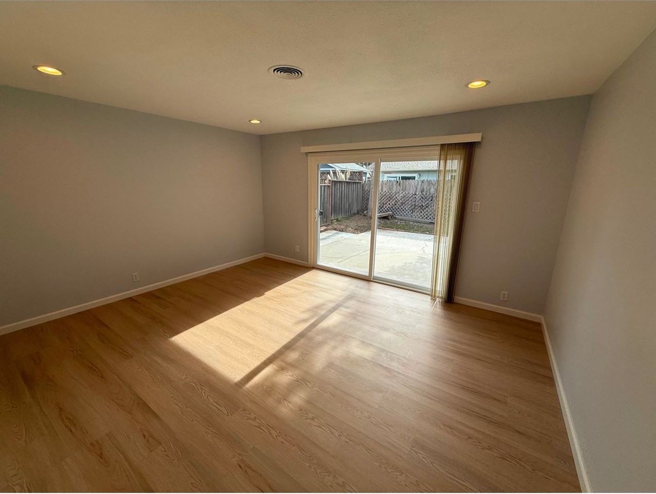 546 Ella Dr - Photo 6 of 13