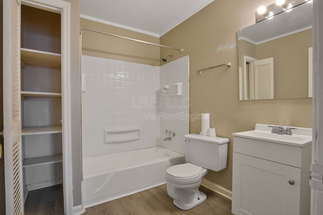 1708 Jennifer Rd #B13 - Photo 6 of 9