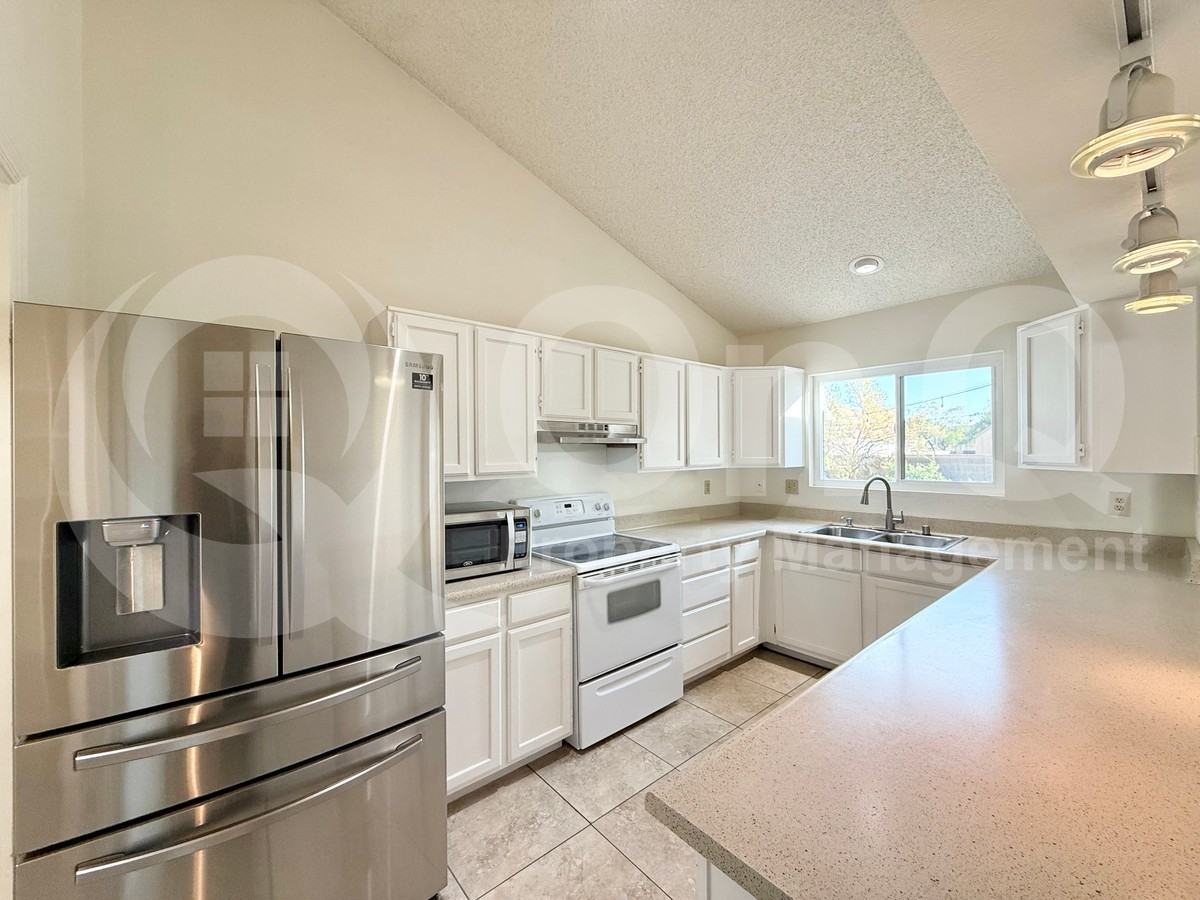 1549 E Drake Dr - Photo 4 of 27