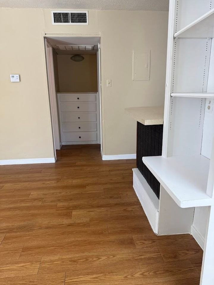 1000 W 26th St - Photo 6 of 13