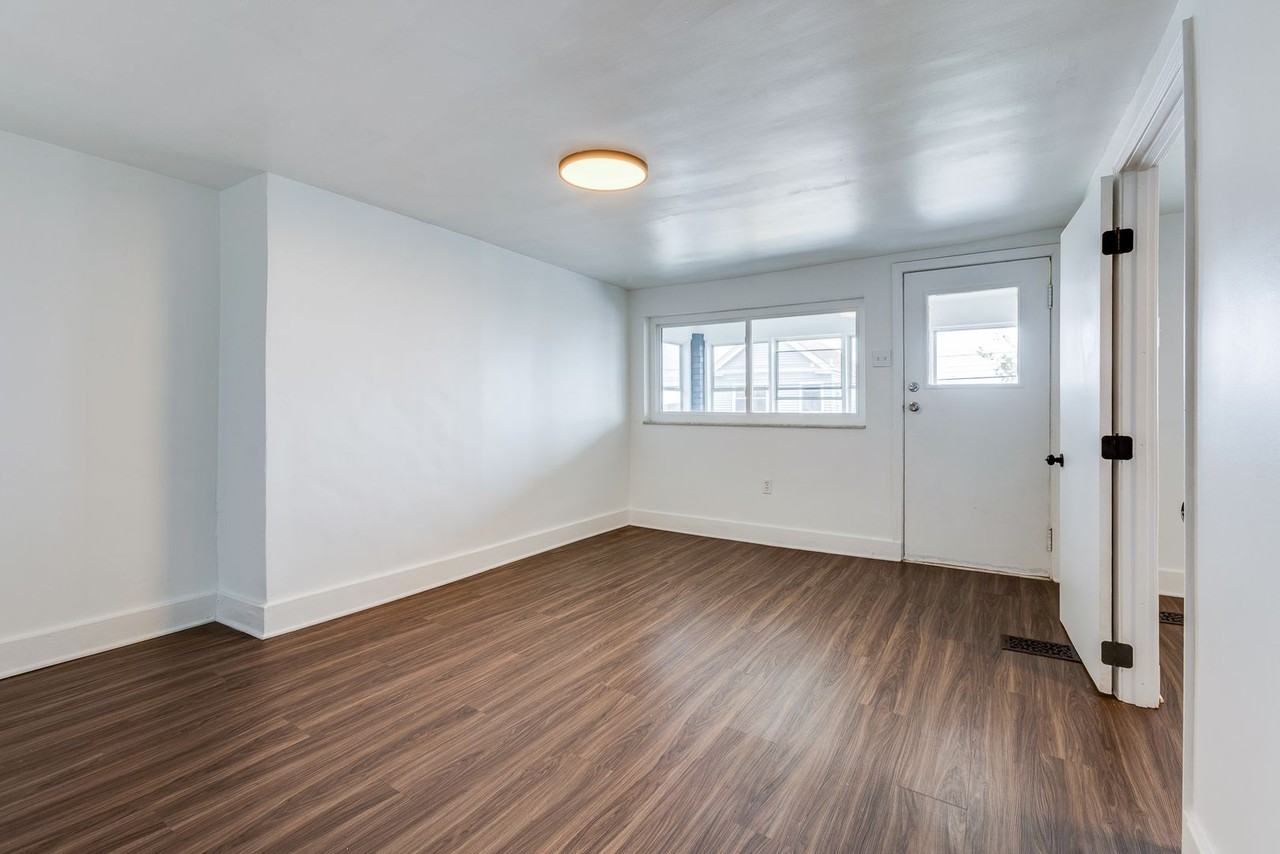 2316 Cobden St - Photo 6 of 22