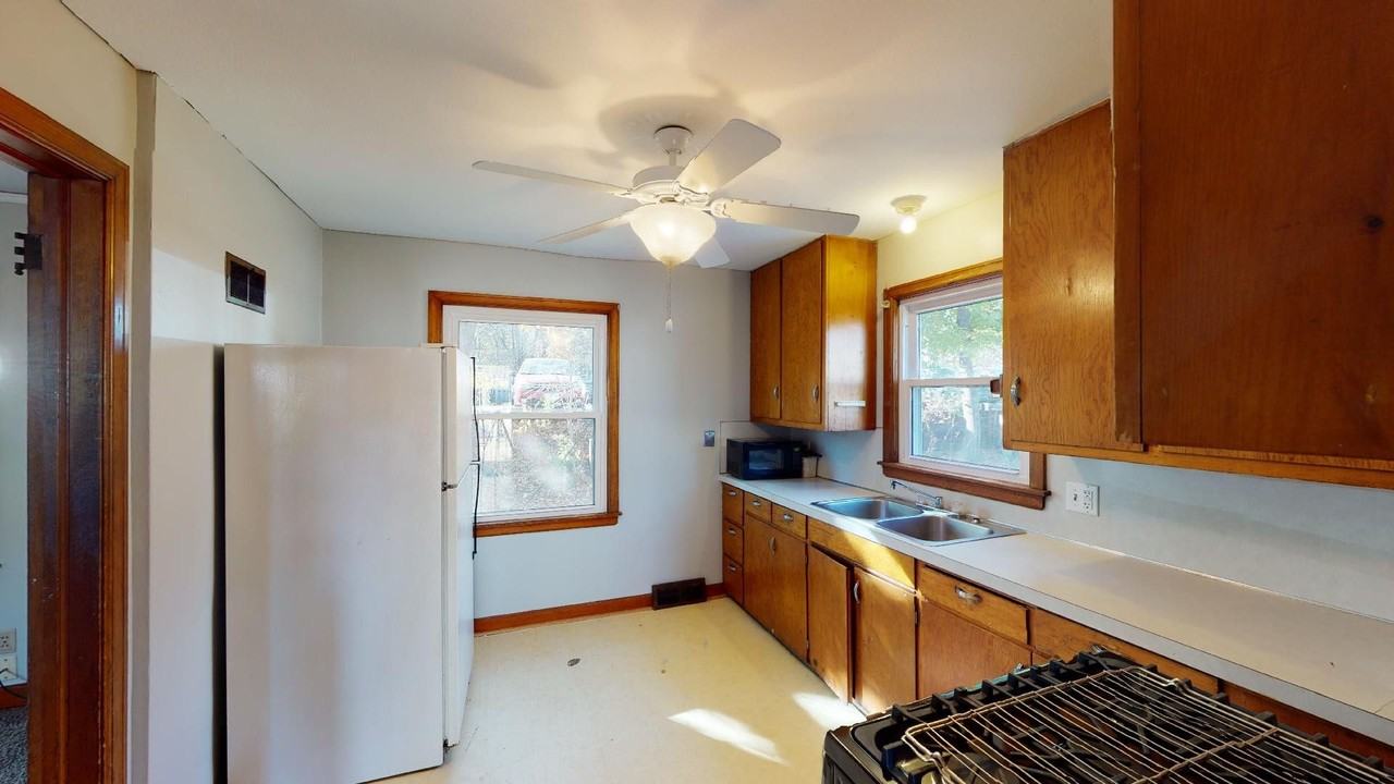 2142 Sunset Dr - Photo 4 of 15